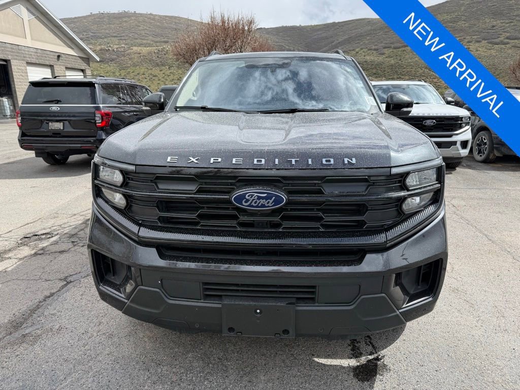 Used 2025 Ford Expedition Max Active AWD/4WD image 2