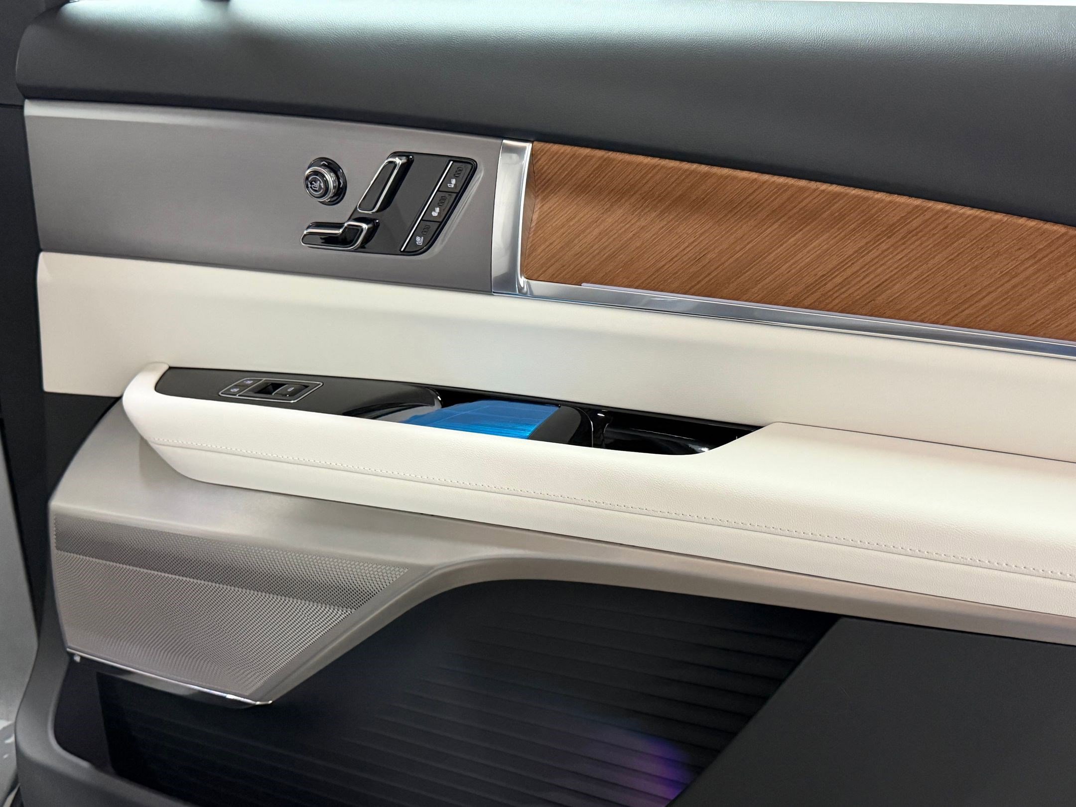 New 2026 Cadillac Vistiq Sport image 50