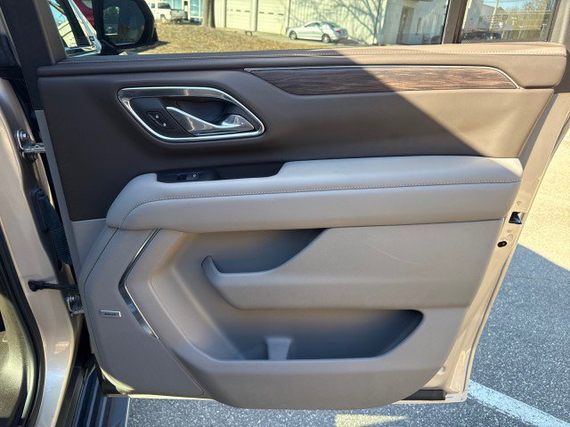 Used 2023 Chevrolet Suburban LT w/ Luxury Package image 37