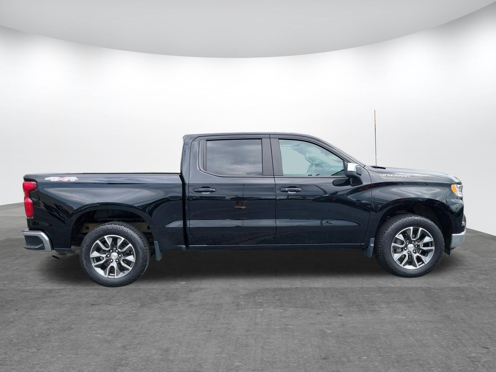 Used 2023 Chevrolet Silverado 1500 LT image 2