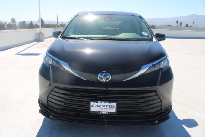 New 2026 Toyota Sienna LE FWD image 7