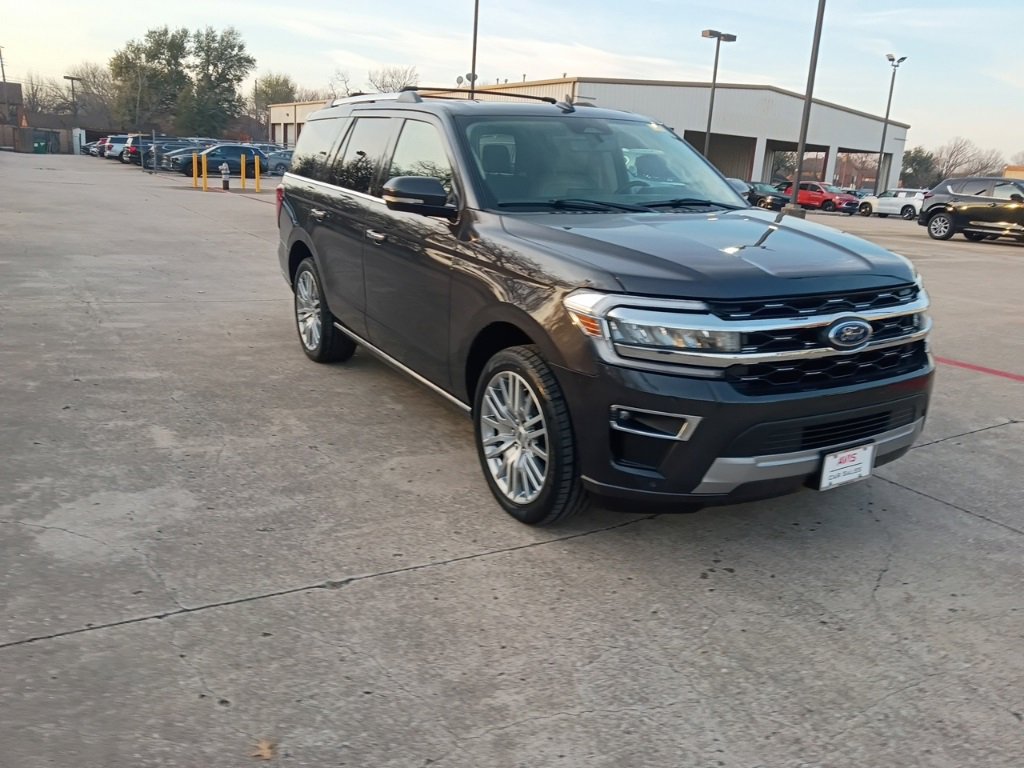 Used 2024 Ford Expedition Limited image 3