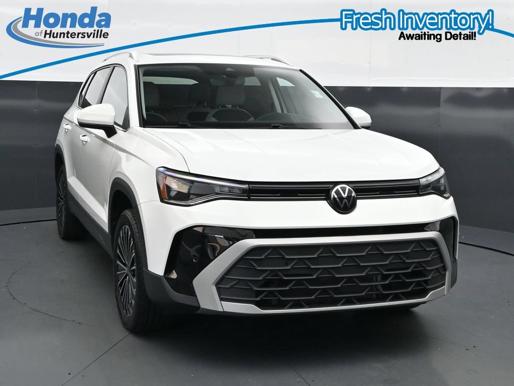 Used 2025 Volkswagen Taos SE w/ Panoramic Sunroof Package FWD image 1