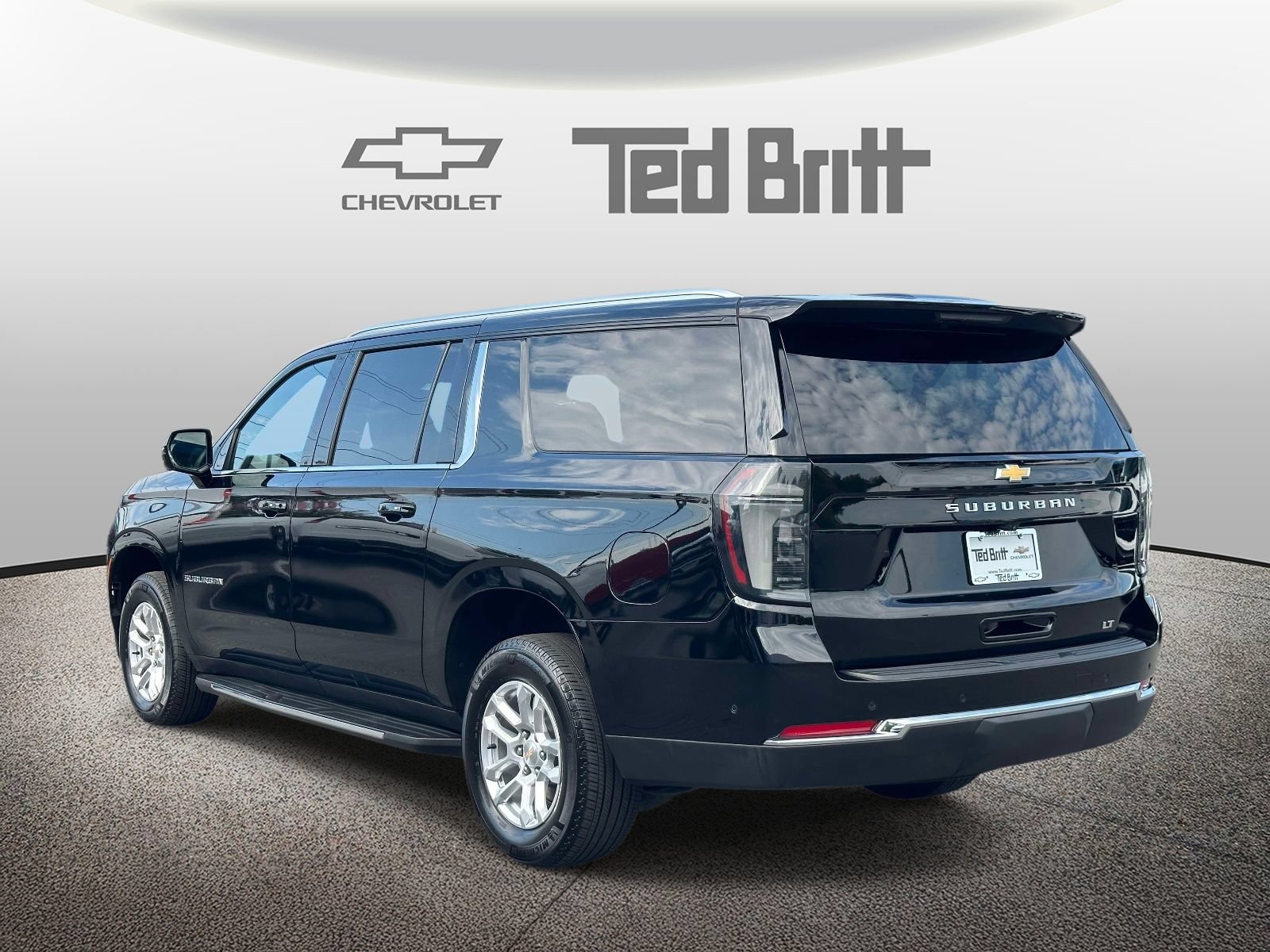 Used 2026 Chevrolet Suburban LT w/ Comfort Package AWD/4WD image 6