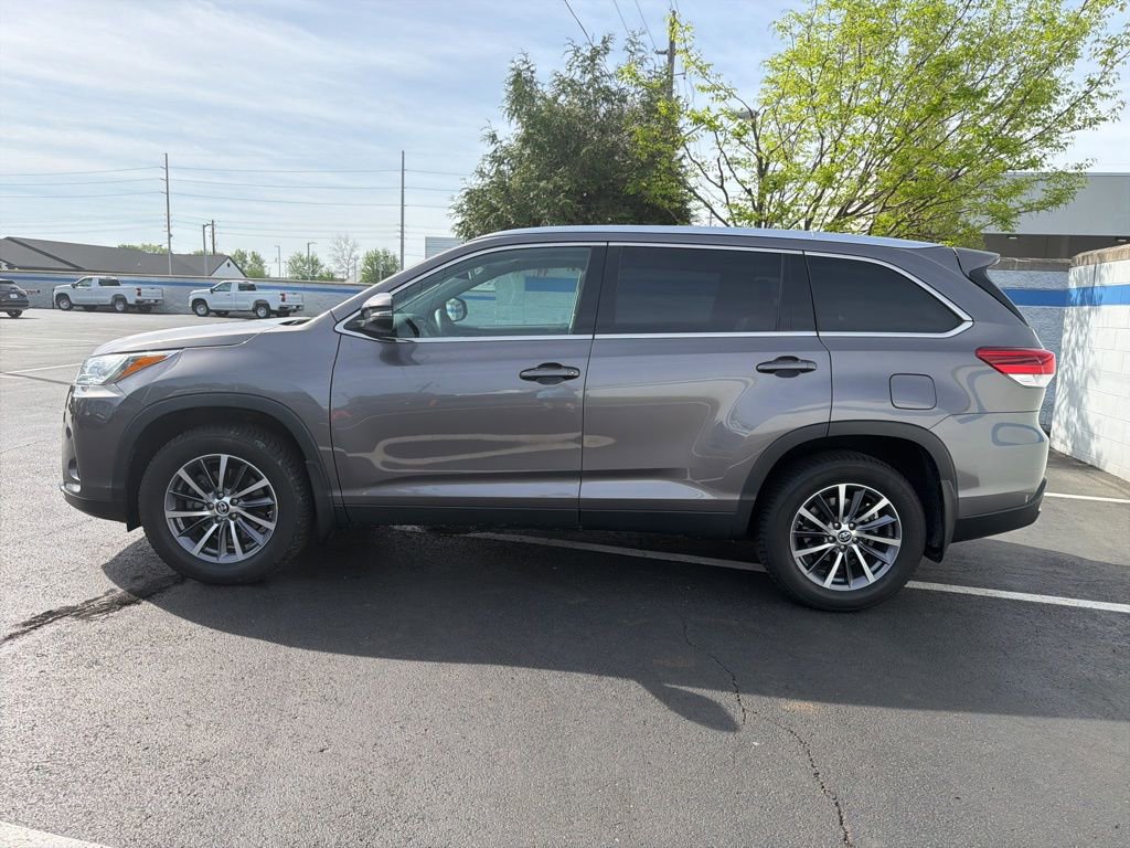 Used 2019 Toyota Highlander XLE AWD/4WD image 2