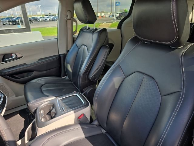 Used 2023 Chrysler Pacifica Touring-L FWD image 23