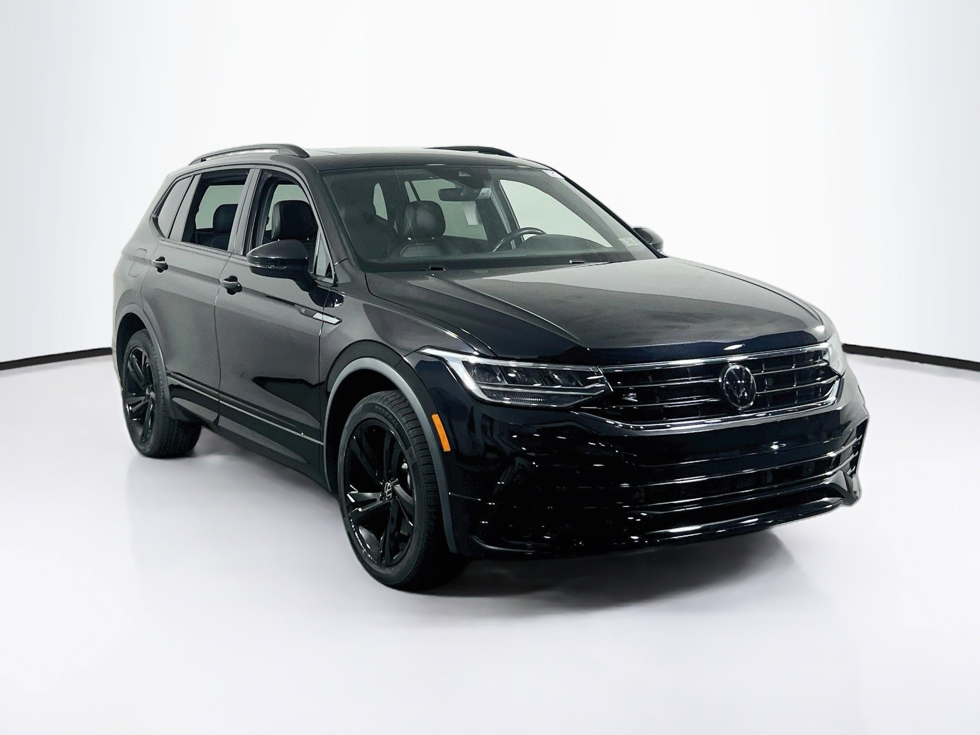 Used 2023 Volkswagen Tiguan SE R-Line AWD/4WD image 3