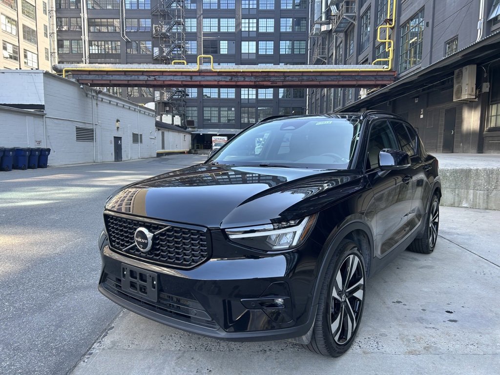 Certified 2025 Volvo XC40 B5 Plus image 2
