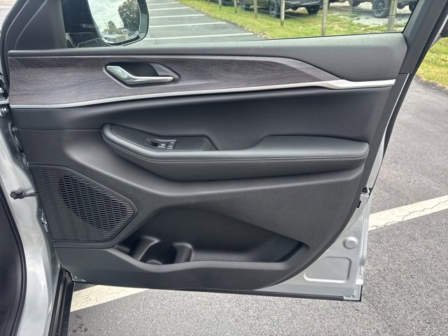 New 2025 Jeep Grand Cherokee Limited w/ Black Appearance Package image 9