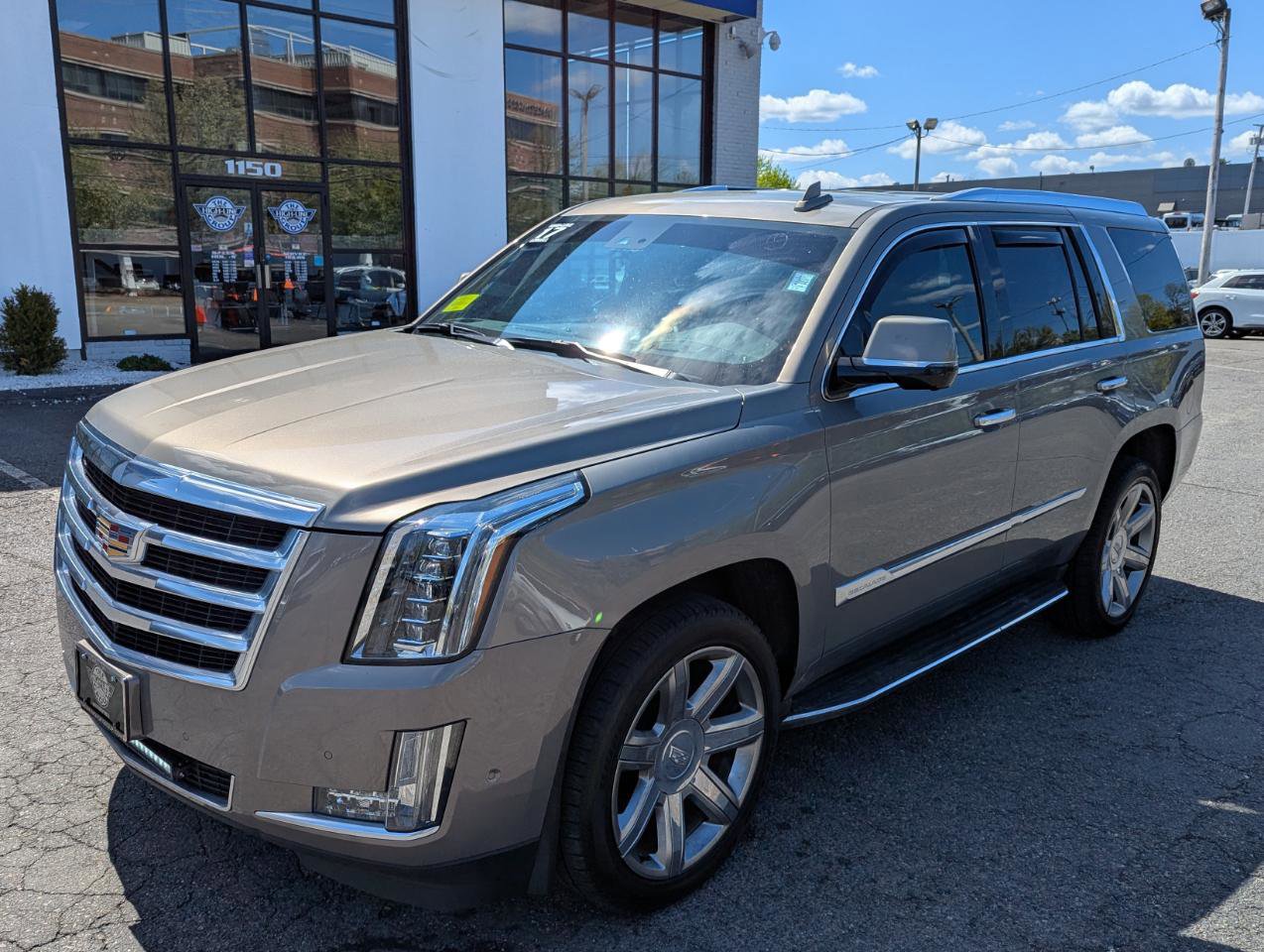 Used 2017 Cadillac Escalade Luxury AWD/4WD image 2