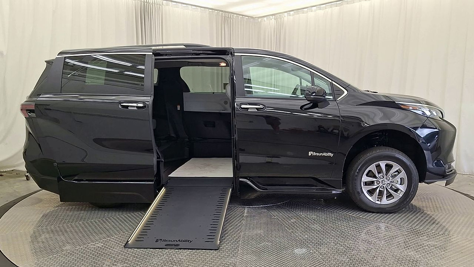Used 2026 Toyota Sienna XLE FWD image 6