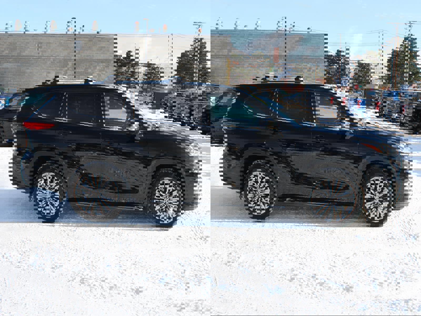 Used 2022 Toyota Highlander Platinum image 4