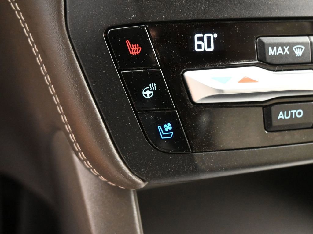 Used 2020 Ford Explorer Platinum w/ Premium Technology Package image 16