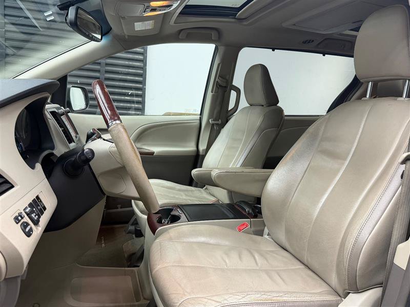 Used 2013 Toyota Sienna Limited w/ Premium Pkg AWD/4WD image 8