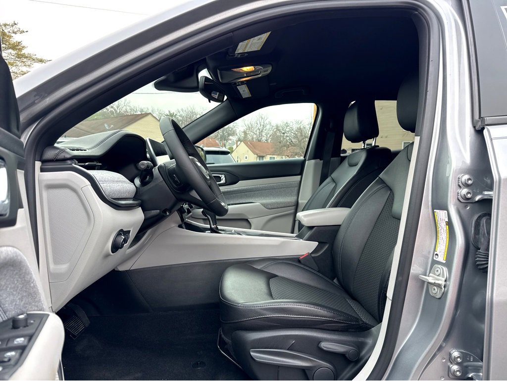 Certified 2024 Jeep Compass Latitude image 11