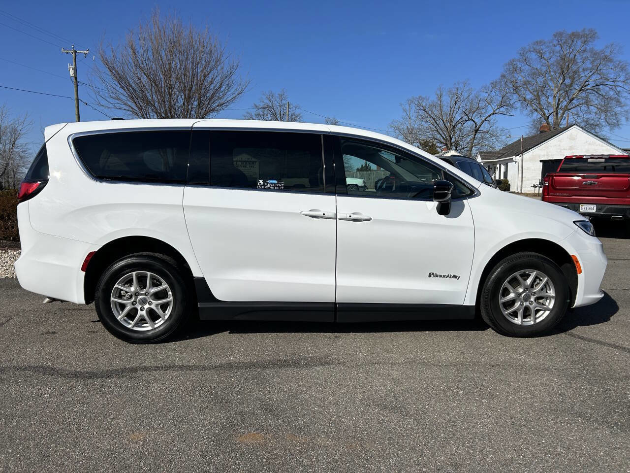 Used 2024 Chrysler Pacifica Touring-L image 15