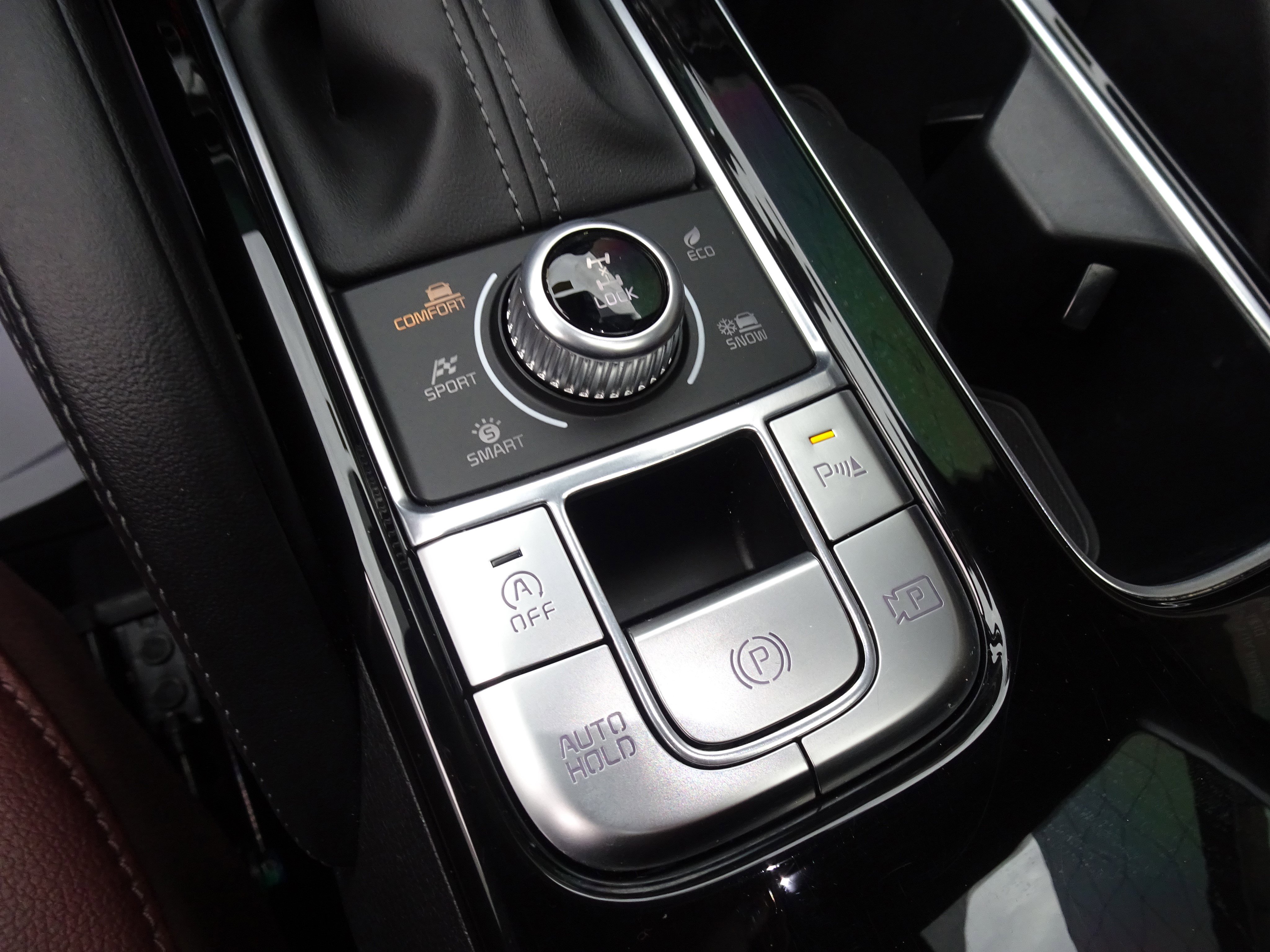 Used 2024 Kia Telluride SX w/ Towing Package image 17