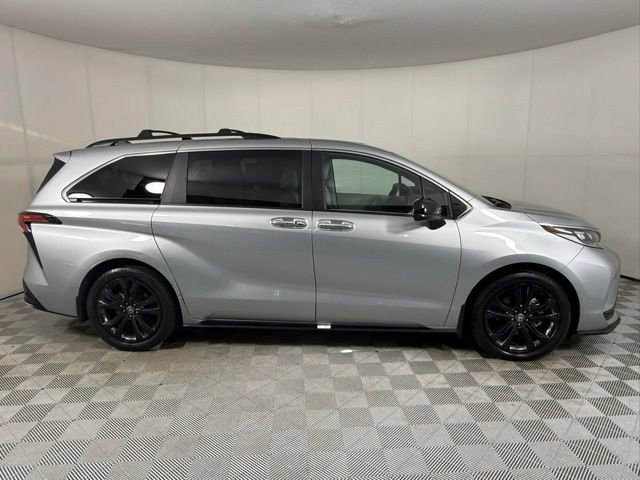 Used 2023 Toyota Sienna XSE image 8