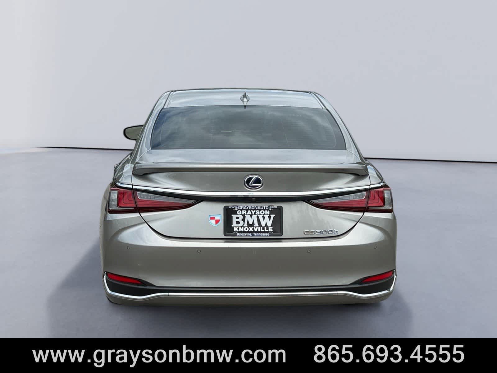 Used 2020 Lexus ES 300h Ultra Luxury w/ Accessory Package 2 FWD image 4