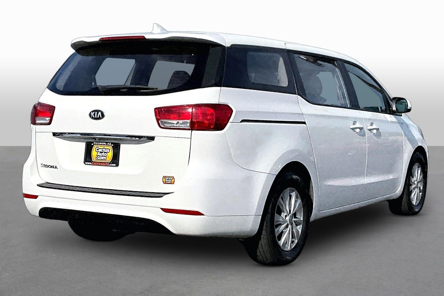 Used 2018 Kia Sedona L FWD image 2