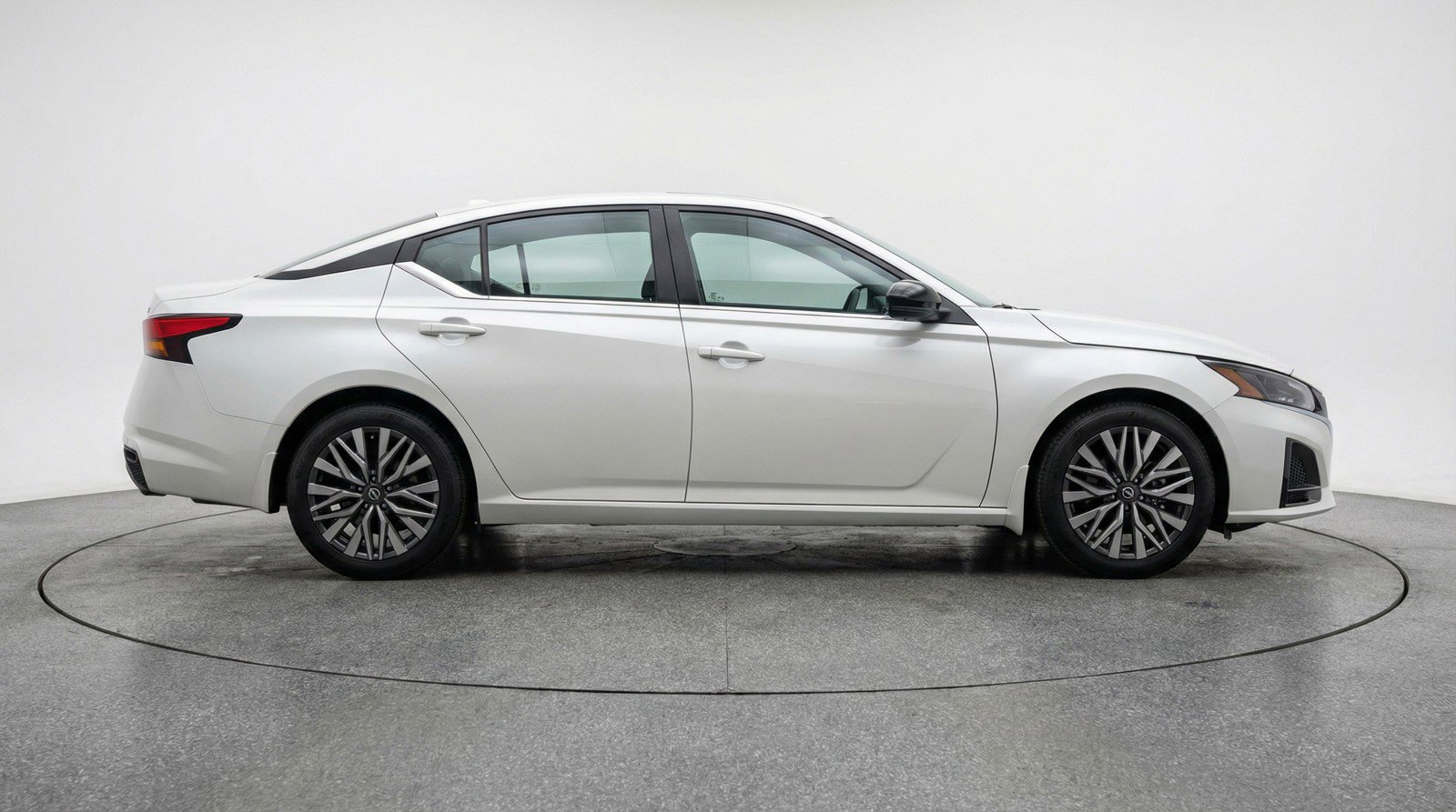 Used 2025 Nissan Altima 2.5 SV FWD image 11