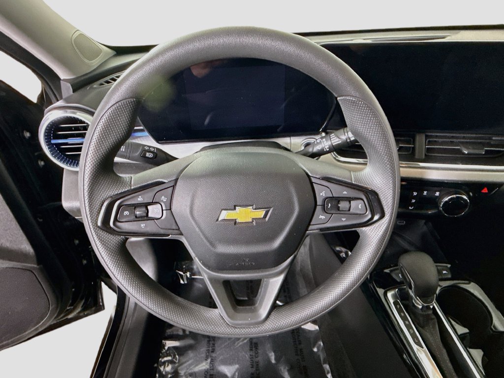Used 2025 Chevrolet Trax LT w/ Sunroof Package FWD image 18