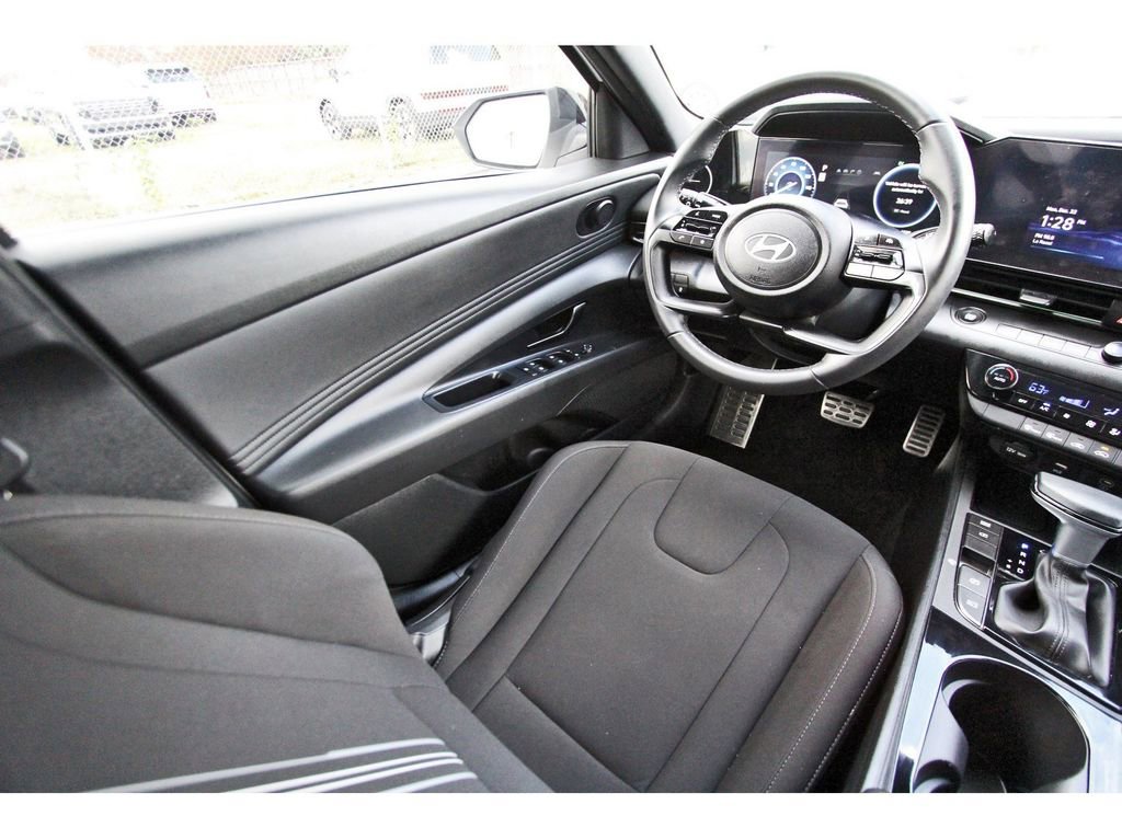 Certified 2025 Hyundai Elantra SEL image 9