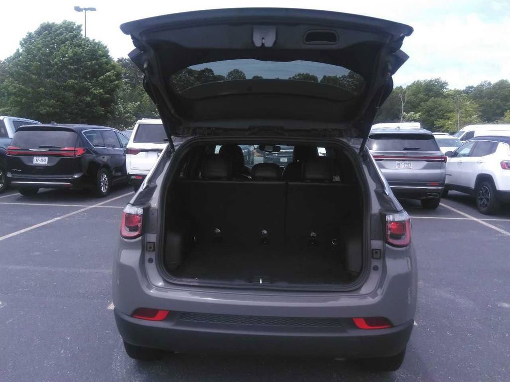 Used 2024 Jeep Compass Latitude AWD/4WD image 9
