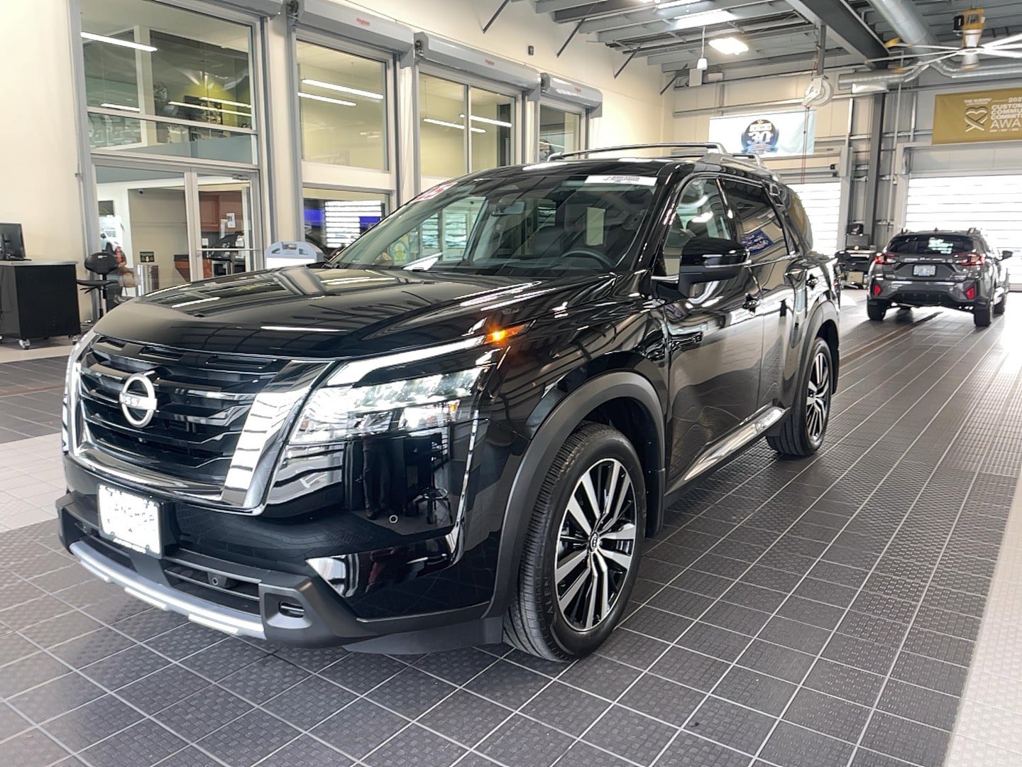Used 2025 Nissan Pathfinder Platinum AWD/4WD image 4