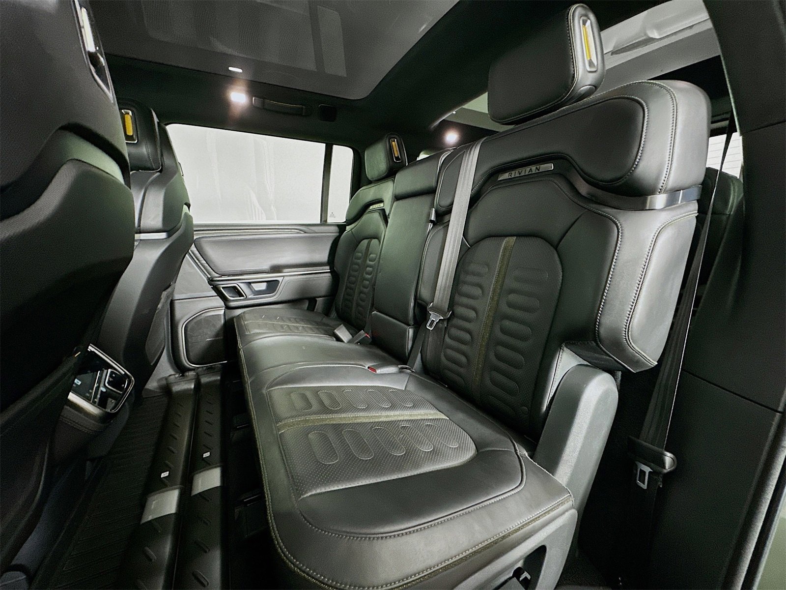 Used 2022 Rivian R1S Launch Edition image 25