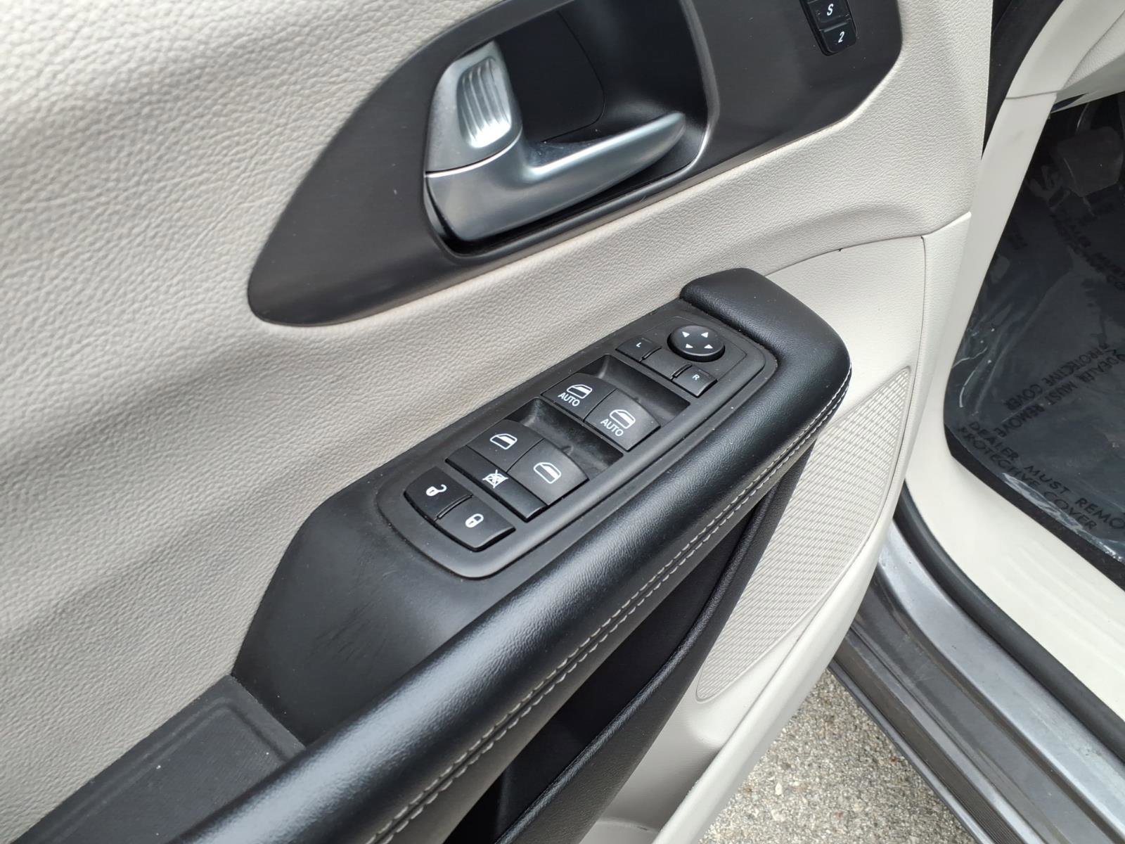 Used 2022 Chrysler Pacifica Touring-L image 13