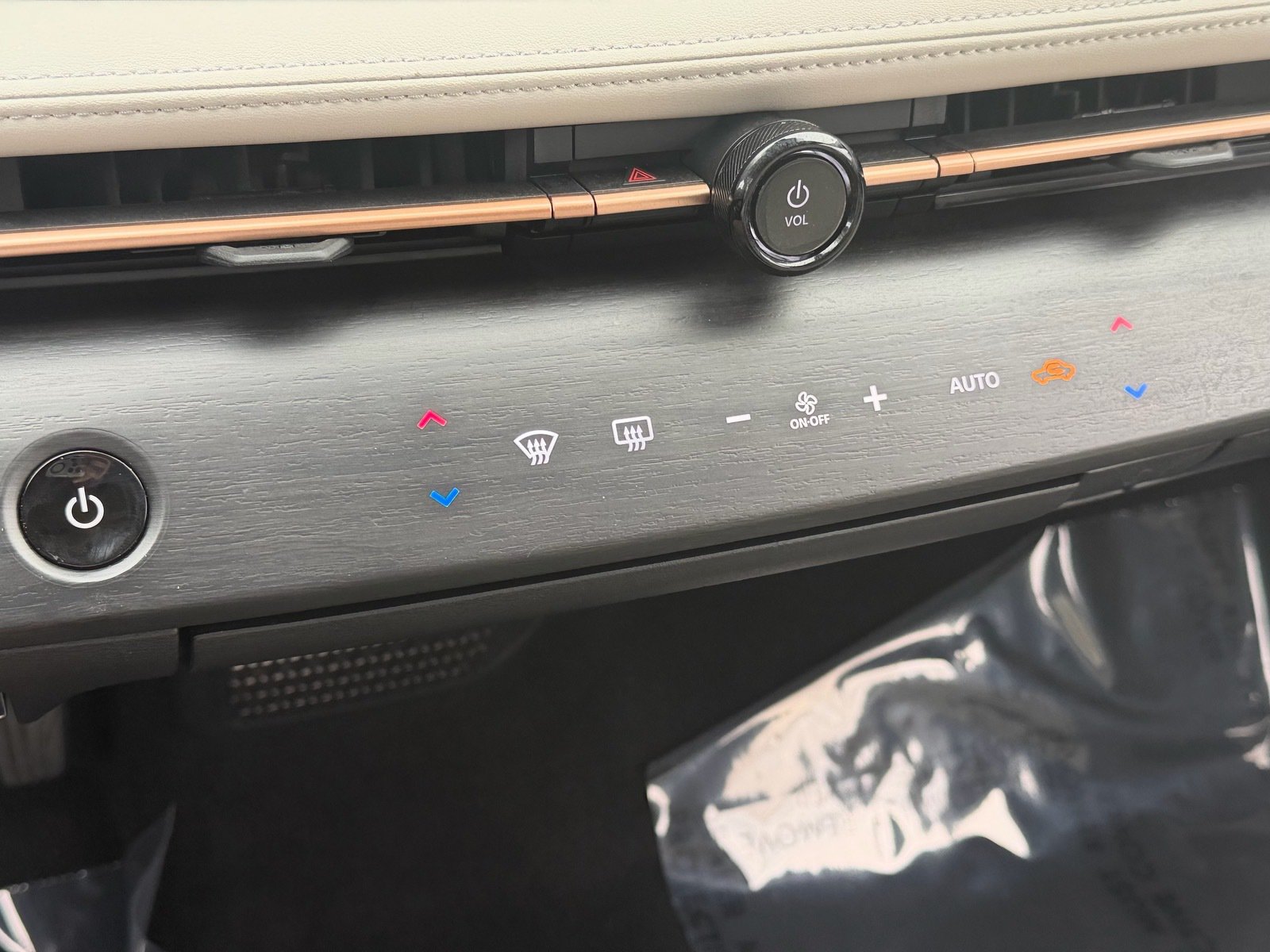 Certified 2025 Nissan Ariya AWD image 24