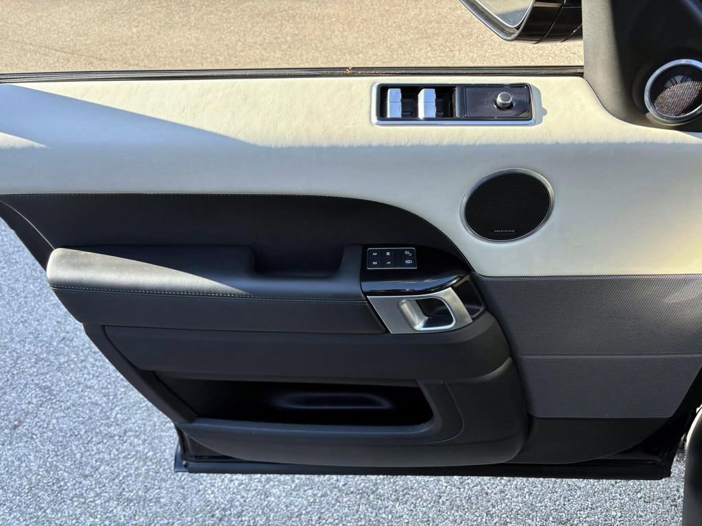 Used 2020 Land Rover Range Rover Sport HST image 11