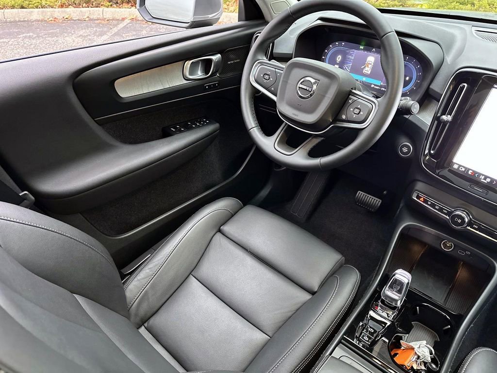 Used 2025 Volvo XC40 B5 Ultra w/ Protection Package Premier image 30