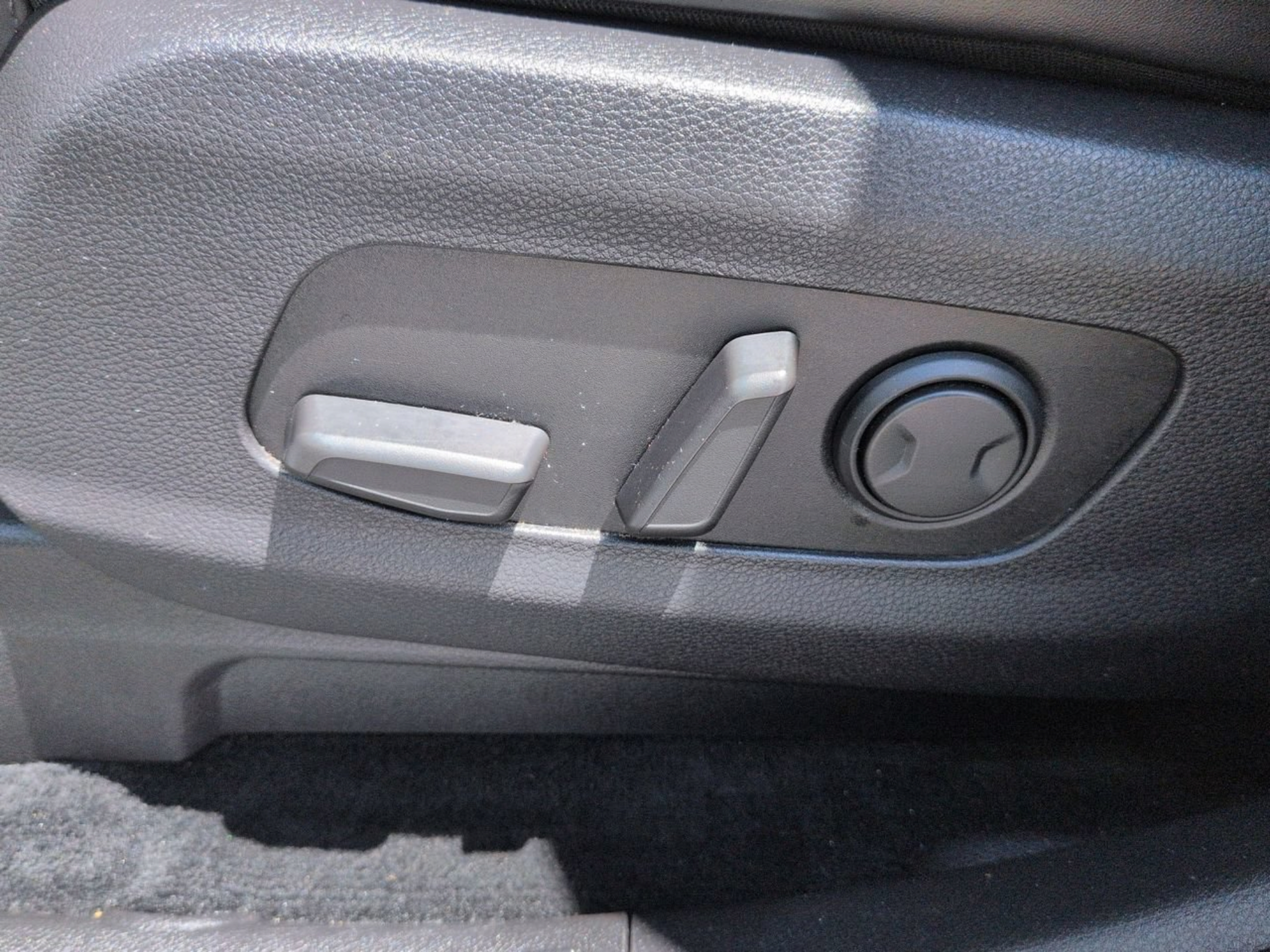 Used 2023 Kia Carnival LX FWD image 24