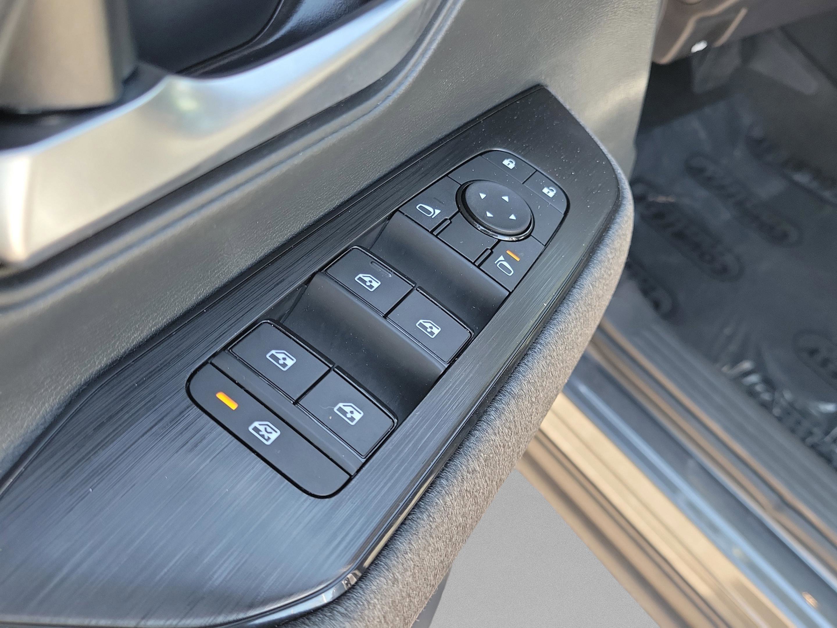 Certified 2025 Nissan Kicks SV image 18