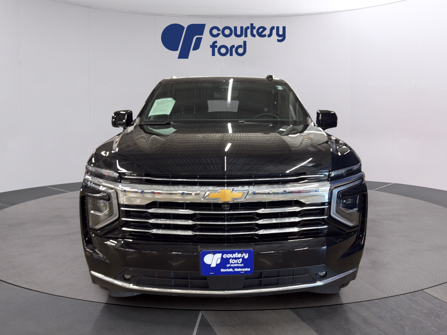 Used 2025 Chevrolet Suburban LT w/ Comfort Package AWD/4WD image 2