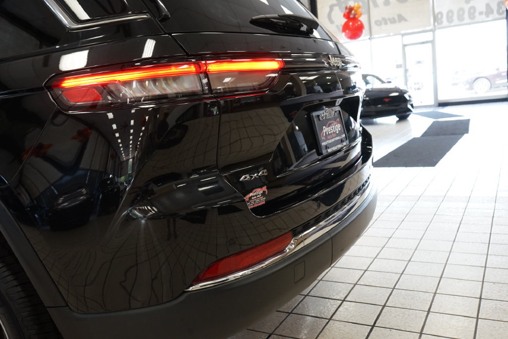 Used 2023 Jeep Grand Cherokee Limited AWD/4WD image 11