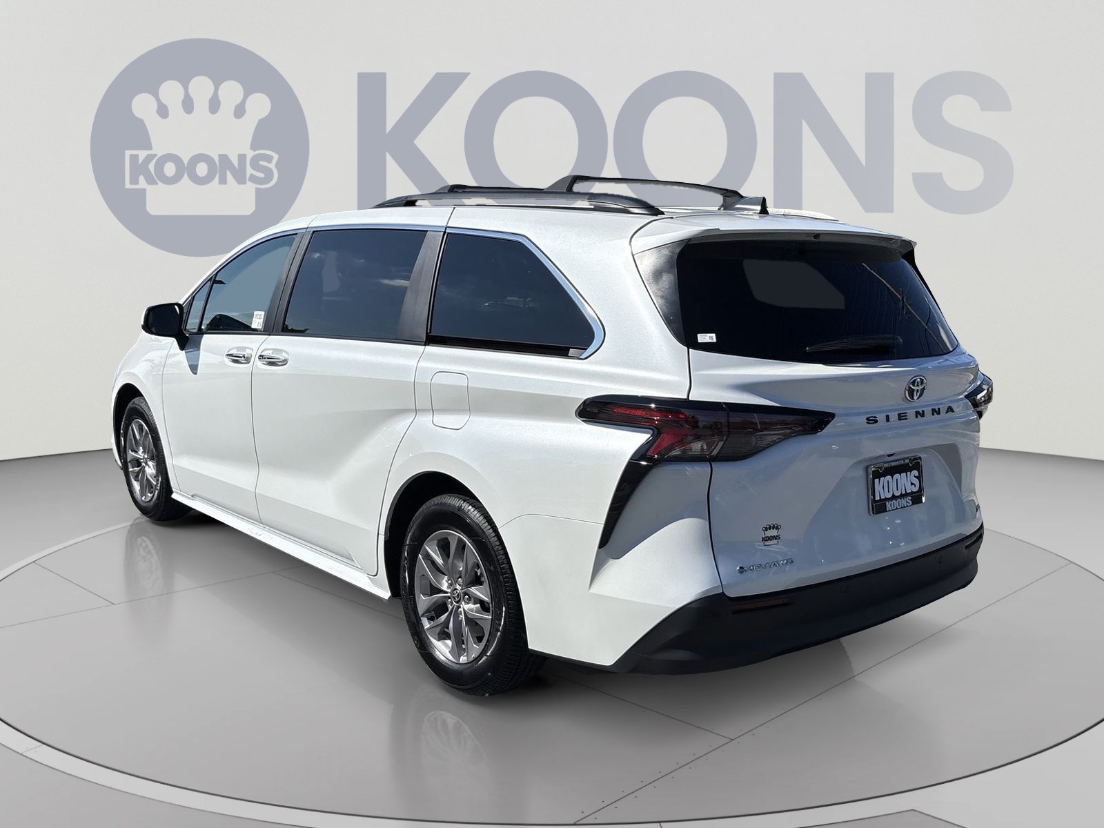 Used 2025 Toyota Sienna XLE AWD/4WD image 4