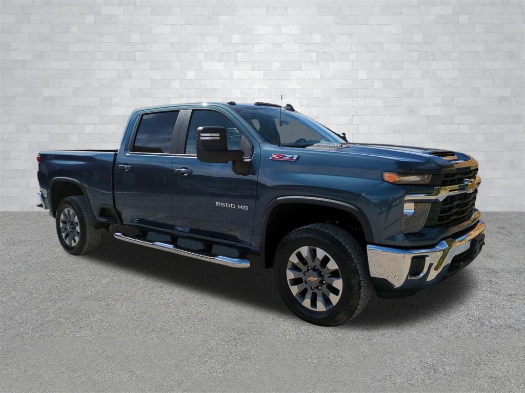 Used 2025 Chevrolet Silverado 2500 LT image 2