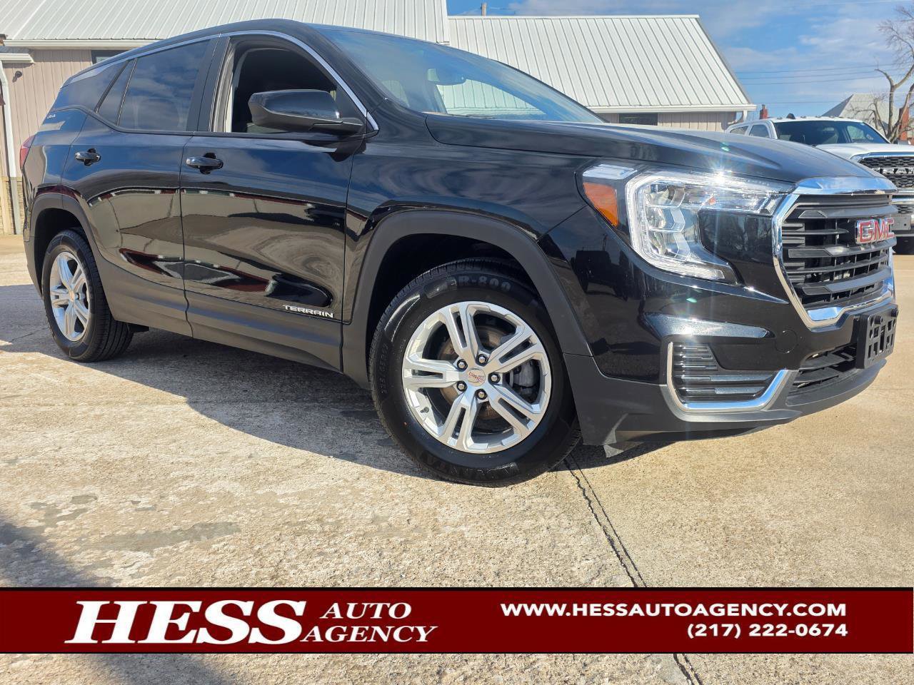 Used 2024 GMC Terrain SLE image 1