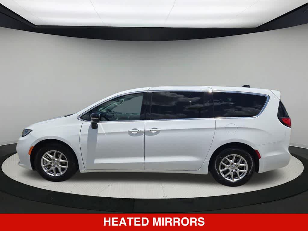 Used 2024 Chrysler Pacifica Touring-L FWD image 3
