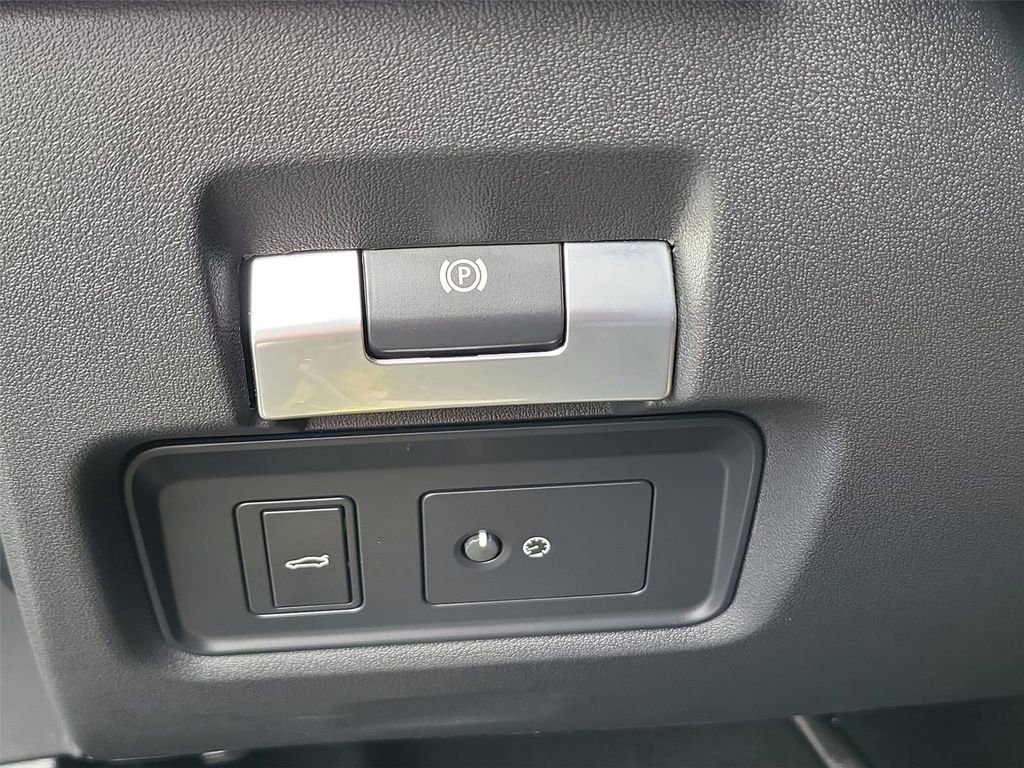 Used 2020 Jaguar XE S RWD image 10