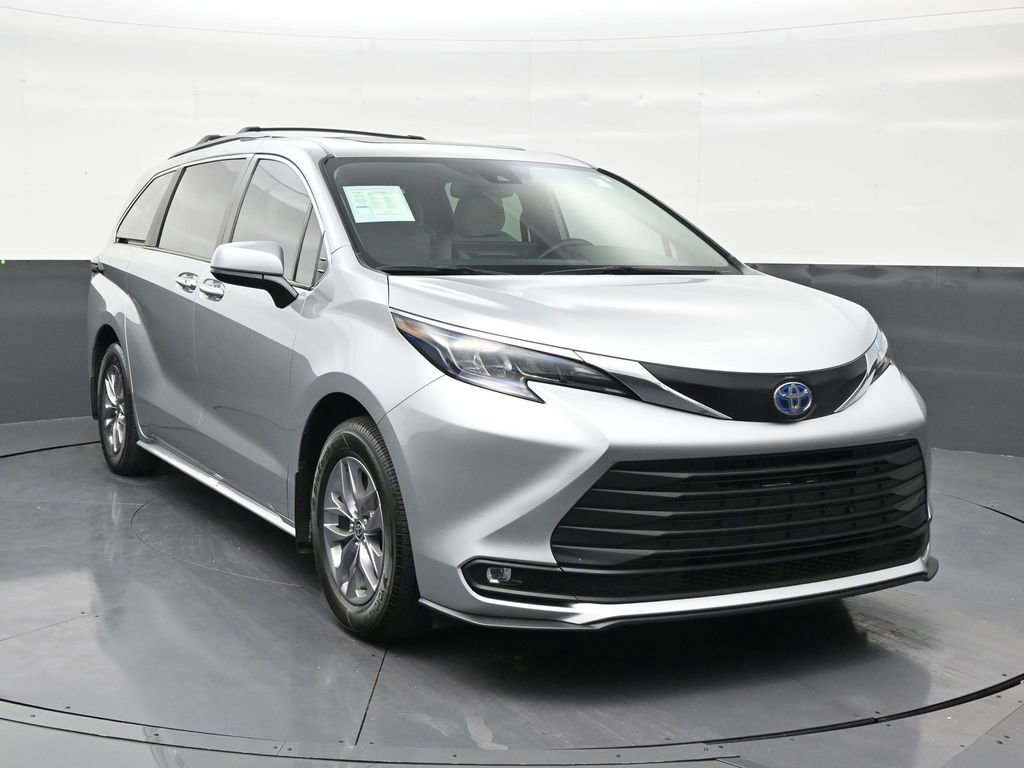 Used 2025 Toyota Sienna XLE image 7