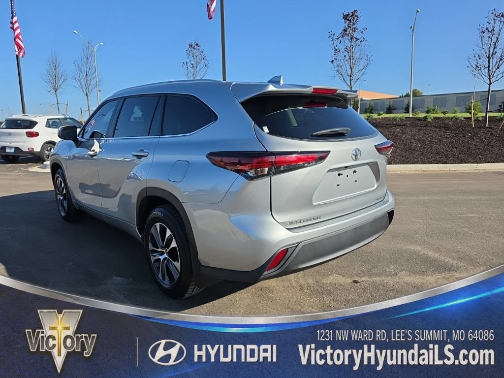 Used 2025 Toyota Highlander XLE AWD/4WD image 5