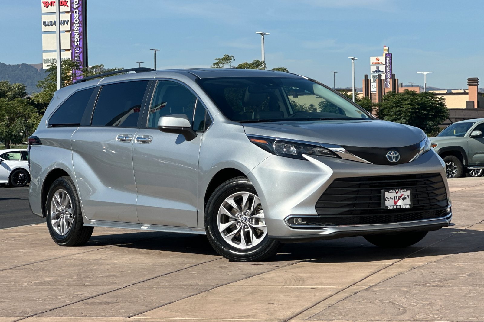 Used 2024 Toyota Sienna XLE FWD image 2