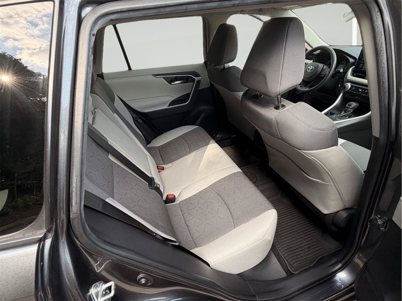 Used 2022 Toyota RAV4 XLE FWD image 31