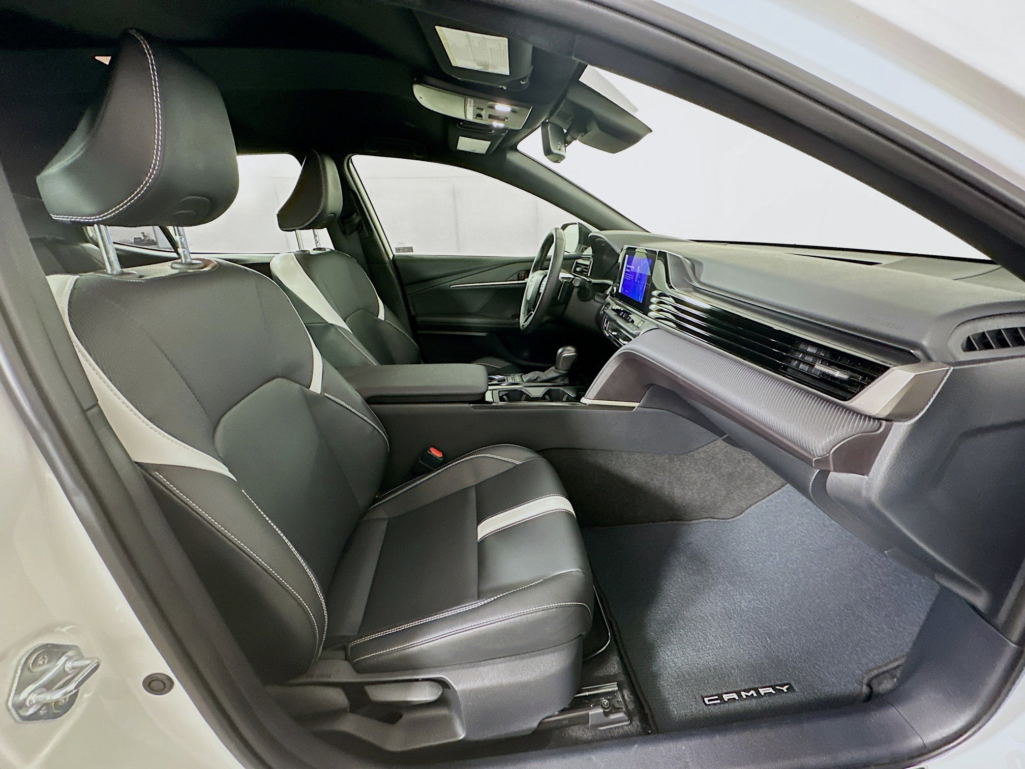 Used 2025 Toyota Camry SE image 29
