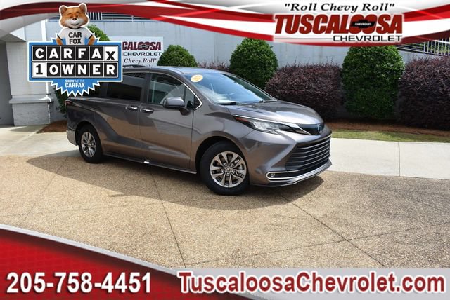 Used 2023 Toyota Sienna XLE FWD image 1