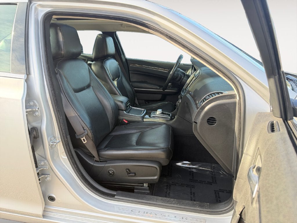Used 2020 Chrysler 300 Limited RWD image 25